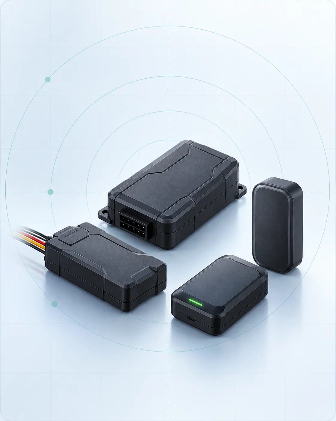 ردیاب‌های GPS مشکی خودرو با کابل‌های رنگی برای اتصال به برق و CAN/OBD، کنار هم روی زمینه روشن